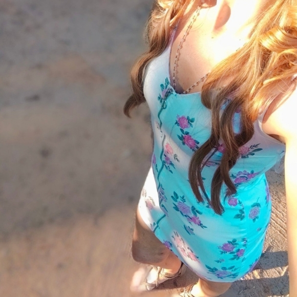 Pretty Floral Bodycon Dress - Picture 3 of 3